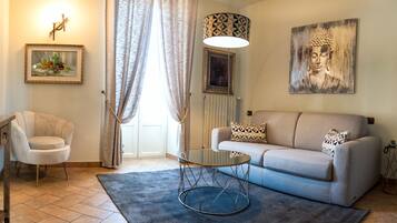 Suite Junior, vista città | Cassaforte in camera, una scrivania, postazione laptop, insonorizzazione