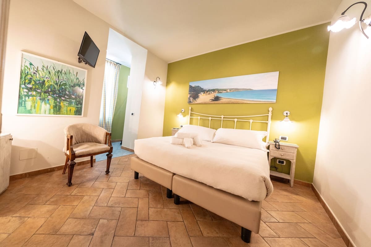 Habitación Confort con 1 cama matrimonial o 2 individuales, vista a la ciudad | Caja de seguridad en la habitación y escritorio