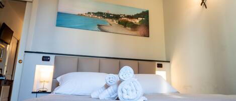 Junior-sviitti, kaupunkinäköala | Tallelokero huoneessa, työpöytä