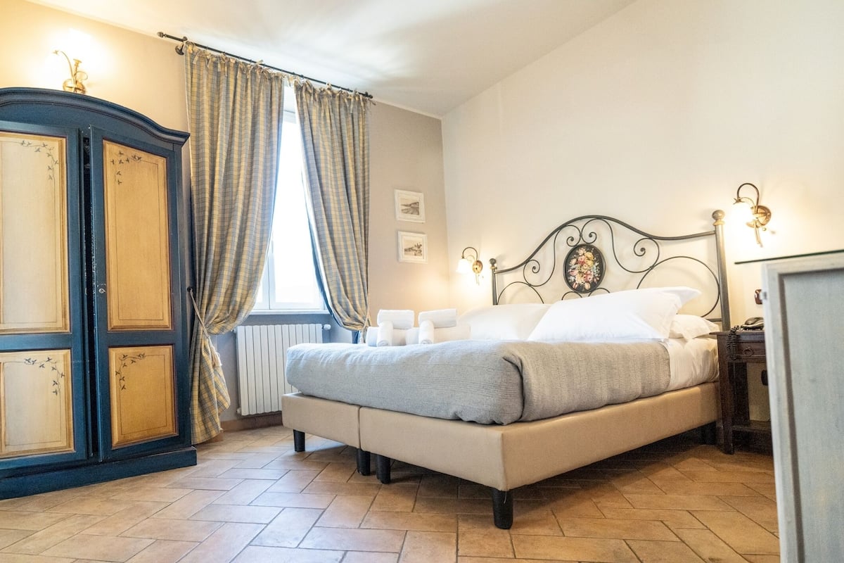 Habitación Deluxe con 1 cama matrimonial o 2 individuales, vista a la ciudad | Caja de seguridad en la habitación y escritorio