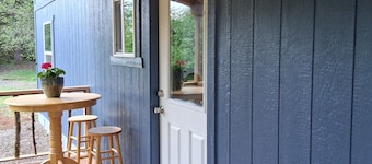 Cozy cottage, just outside of the city!