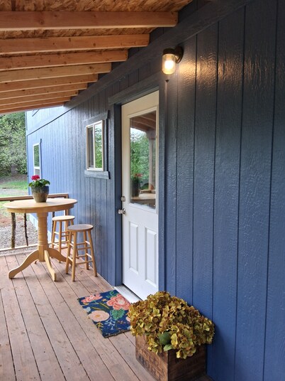 Cozy cottage, just outside of the city!