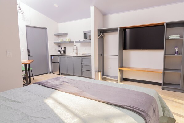 Tabla de planchar con plancha, wifi y ropa de cama