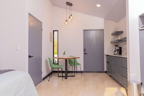 Een strijkplank/strijkijzer, wifi, beddengoed