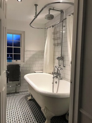 Shower, hair dryer, towels, soap - 4 story Seaside Georgian house (Ramsgate)