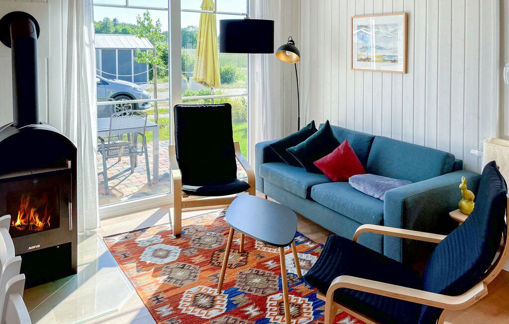 Fernseher, Kamin, DVD-Player, Bücher