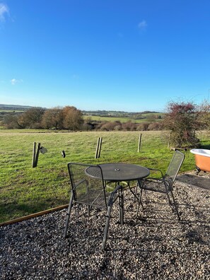 Outdoor dining - Cosy off-grid countryside cabin. (Lower Boddington)