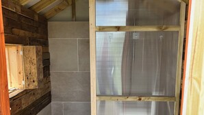 Een douche, handdoeken, zeep, toiletpapier