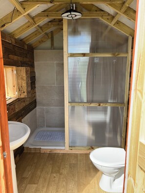 Douche, serviettes fournies, savon, papier toilette