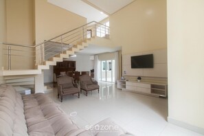 Basic Apartment | Living area | 32-inch Smart TV with digital channels - House w/ Pool and Barbecue Grill Thg0006 (Porto Seguro)