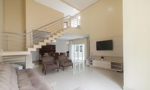 Basic Apartment | Living area | 32-inch Smart TV with digital channels - House w/ Pool and Barbecue Grill Thg0006 (Porto Seguro)