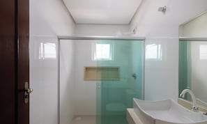 เบสิกอพาร์ทเมนท์ | ห้องน้ำ | ฝักบัว