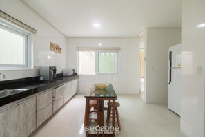 Basic Apartment | Private kitchen - House w/ Pool and Barbecue Grill Thg0006 (Porto Seguro)