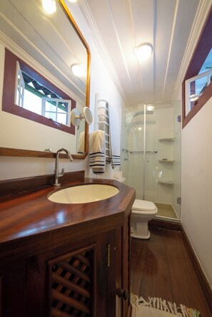 Dusche, Haartrockner, Bidet, Handtücher