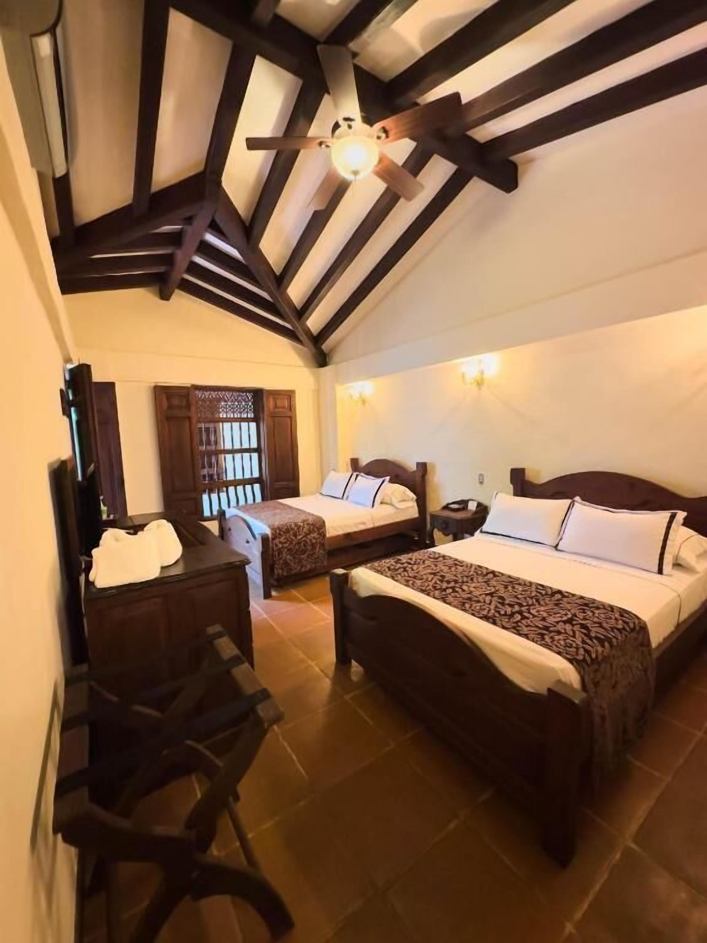 Chambre Quadruple Deluxe, vue cour intérieure | Wi-Fi gratuit