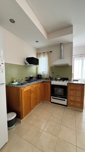 Private kitchen - ALMAR - 1st floor apartment ideal for 3 people 6 blocks from the sea (Puerto Madryn)