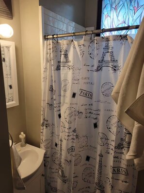 Een haardroger, handdoeken, zeep, toiletpapier