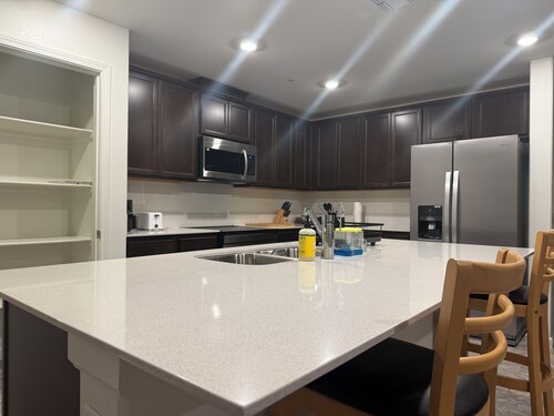 New Charming 3-bedroom house with full kitchen/ master bedroom suite in Fresno