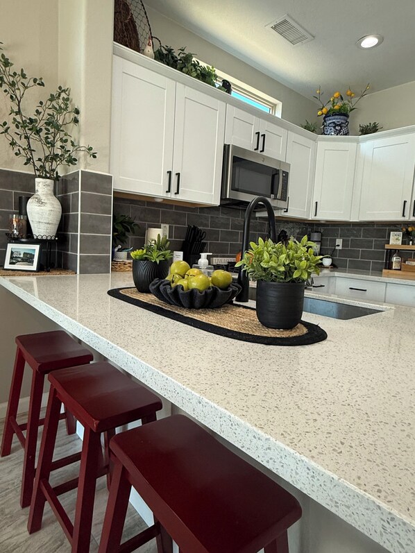Microwave, oven, stovetop, dishwasher - Charming 2-bedroom 2 bath house in serene Surprise. Your sun-drenched resort (Surprise)