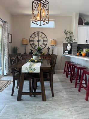 Dining - Charming 2-bedroom 2 bath house in serene Surprise. Your sun-drenched resort (Surprise)