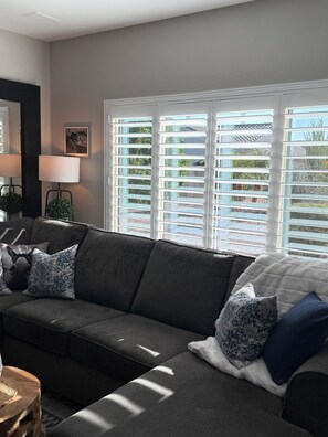 TV - Charming 2-bedroom 2 bath house in serene Surprise. Your sun-drenched resort (Surprise)