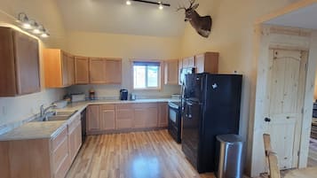 Mikrobølgeovn, ovn, kokeplater og oppvaskmaskin