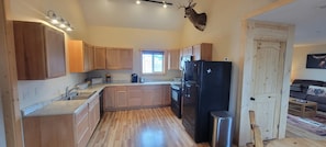 Microwave, oven, stovetop, dishwasher - Fabulous 2-bedroom house in charming Livingston perfect for relaxing getaway. (Livingston)