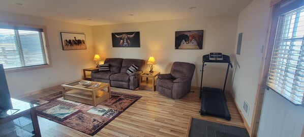 Interior - Fabulous 2-bedroom house in charming Livingston perfect for relaxing getaway. (Livingston)