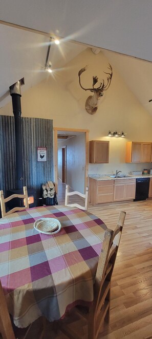 Dining - Fabulous 2-bedroom house in charming Livingston perfect for relaxing getaway. (Livingston)