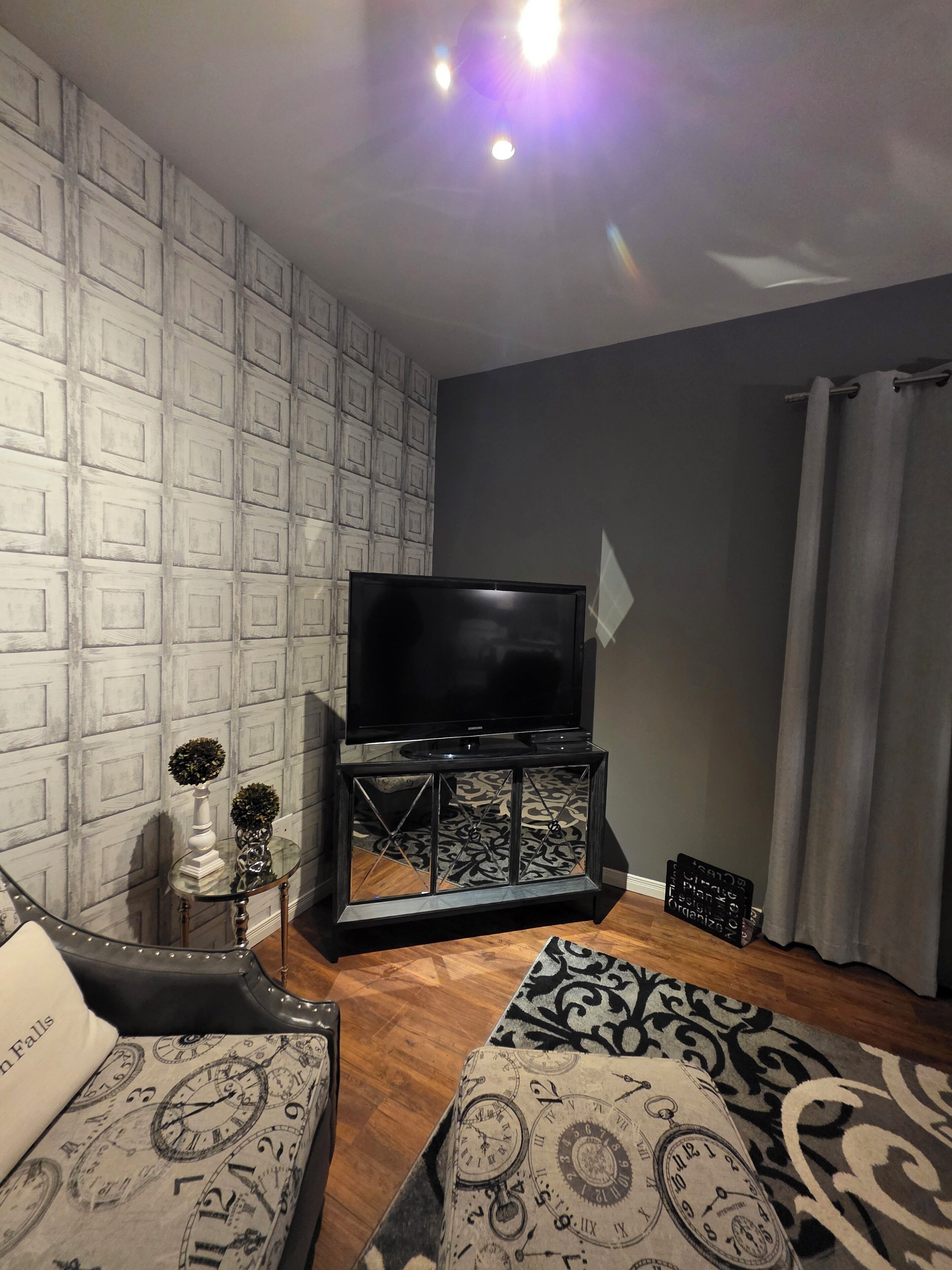 ห้องสวีท, เตียงควีนไซส์ 1 เตียง | บริเวณนั่งเล่น