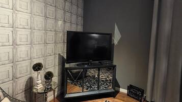 Suite, 1 Queen Bed | Living area