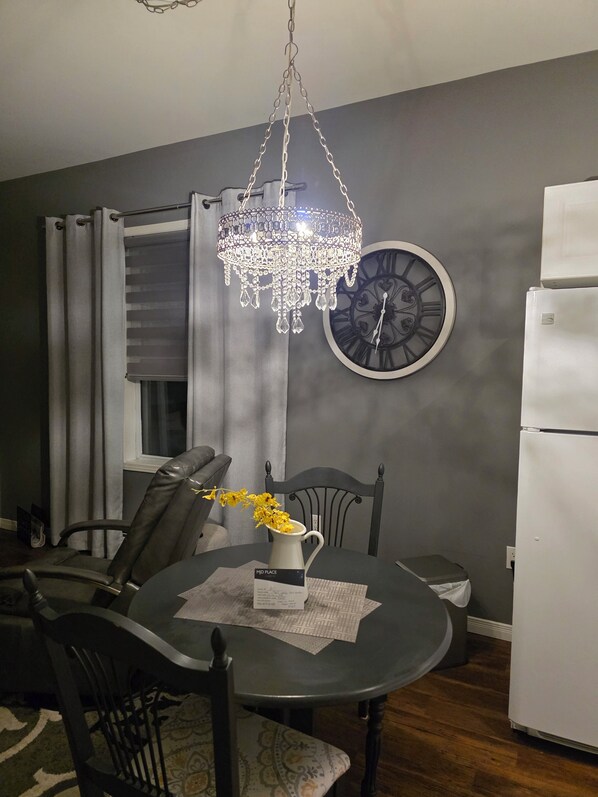 Suite, 1 Queen-Bett | Essbereich im Zimmer