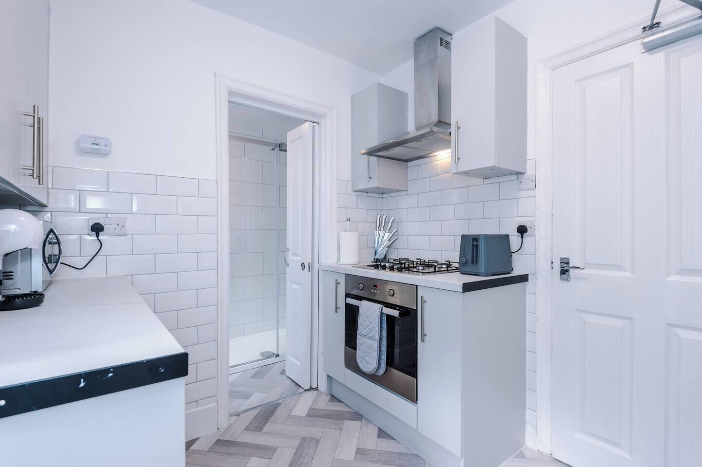 Geladeira, micro-ondas, fogão, cafeteira/chaleira