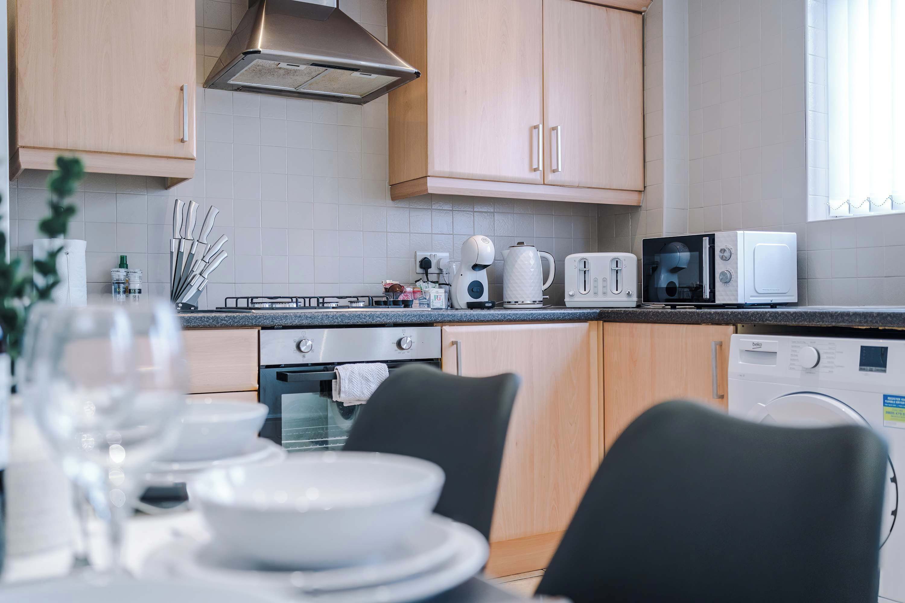 Kühlschrank, Mikrowelle, Ofen, Herdplatte