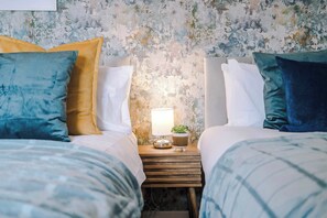 Bureau, fer et planche à repasser, lit parapluie, Wi-Fi