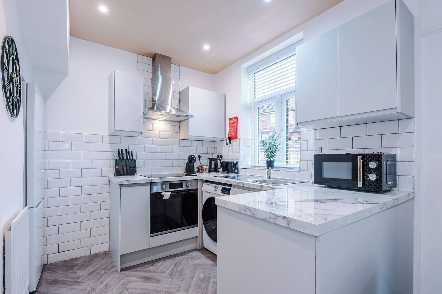 Geladeira, micro-ondas, fogão, cooktop