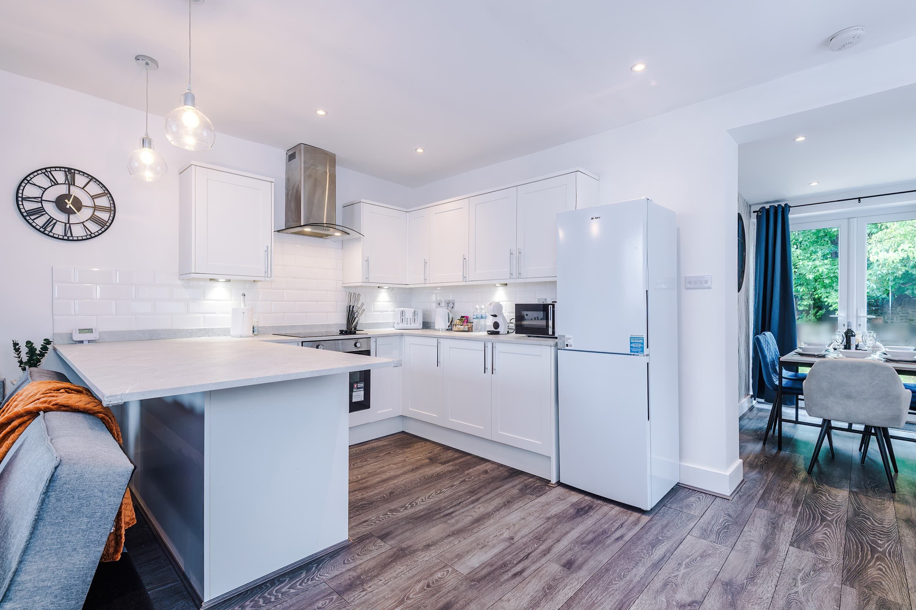 Kühlschrank, Mikrowelle, Ofen, Geschirrspüler