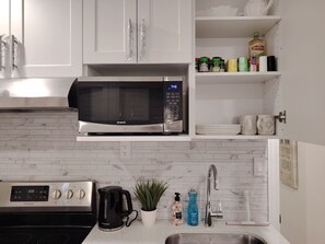 ثلاجة، ميكروويف، موقد طهي مسطح، محمصة خبز