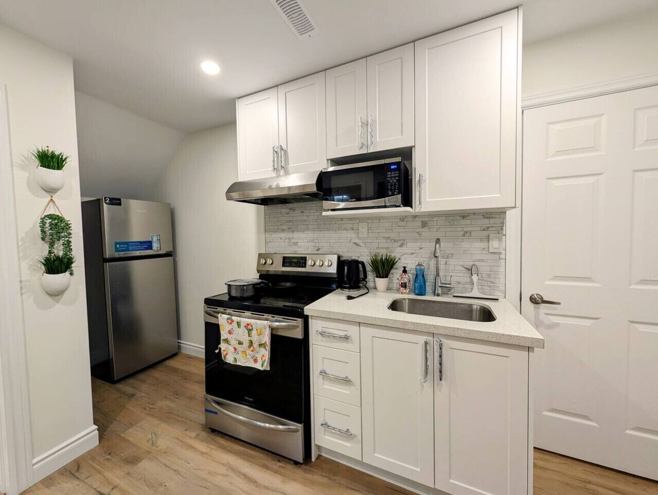 Kühlschrank, Mikrowelle, Herdplatte, Toaster