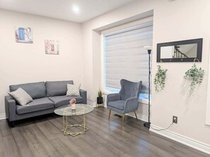 TV - 3 bed 2 bath luxury home in Markham (Markham)