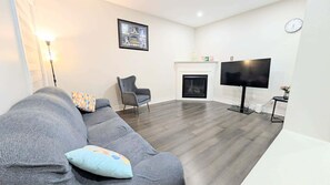 TV - 3 bed 2 bath luxury home in Markham (Markham)