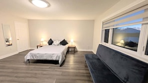 WiFi, bed sheets - 3 bed 2 bath luxury home in Markham (Markham)