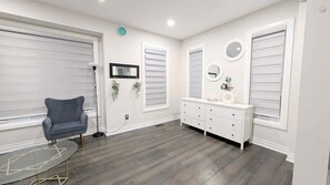 Interior - 3 bed 2 bath luxury home in Markham (Markham)