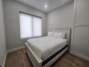 مكواة/لوح كي وخدمة الإنترنت وملاءات أسرّة