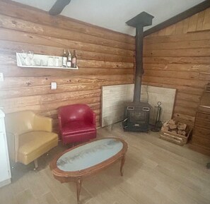 Interior - Terrific 1-bedroom cabin in Glendo, perfect for a relaxing rustic ranch getaway. (Glendo)