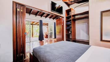 Standard-Villa, Terrasse, Blick auf den Innenhof | Zimmersafe, Verdunkelungsvorhänge, kostenloses WLAN