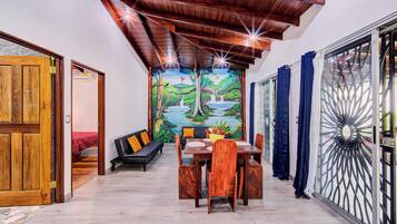 Villa – comfort, terrasse, bakgårdsutsikt | Oppholdsområde