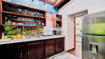 Standard-Villa, Terrasse, Blick auf den Innenhof | Eigene Küche