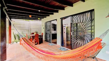 Standard-Villa, Terrasse, Blick auf den Innenhof | Zimmersafe, Verdunkelungsvorhänge, kostenloses WLAN