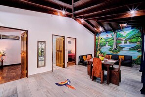 Villa – comfort, terrasse, bakgårdsutsikt | Oppholdsområde